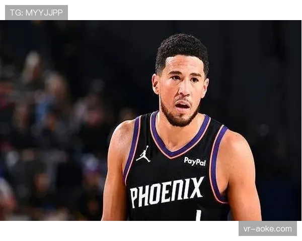 更衣室特写:德文·布克加练三分,为适应球队新的“无球移动”战术体系 更衣室特写:德文·布克加练三分,为适应球队新的“无球移动”战术体系